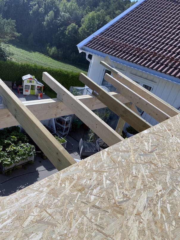 Masser af lys i udestuen med store skydedøre Masser af lys i udestuen med store skydedøre